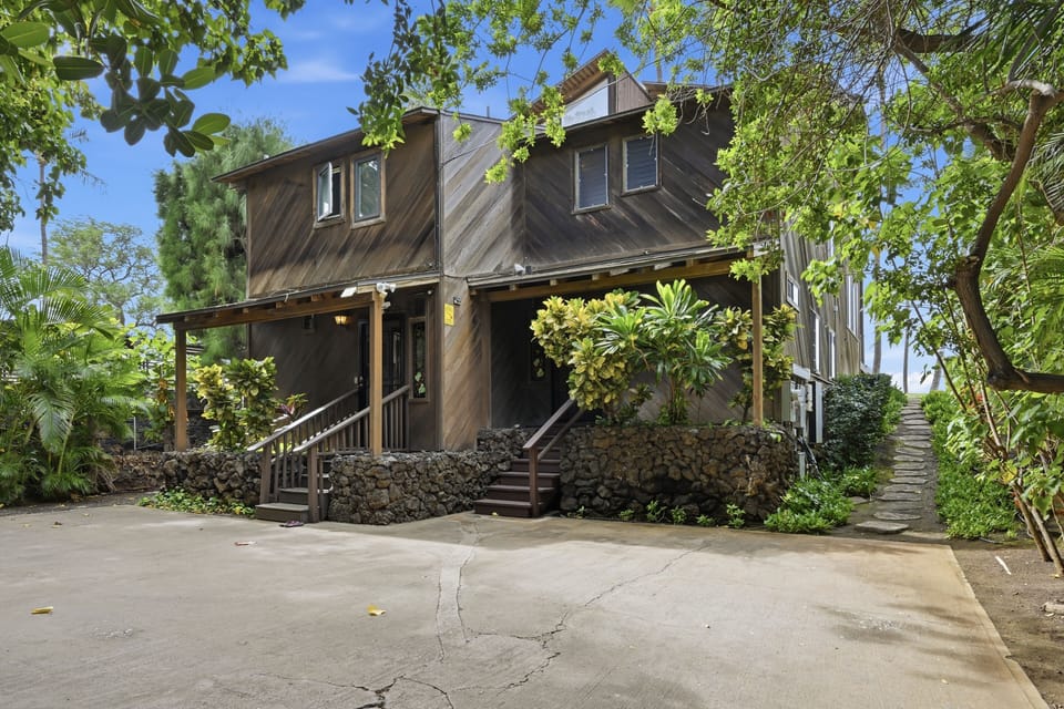 View of entrance to the Maui Beach House from the driveway