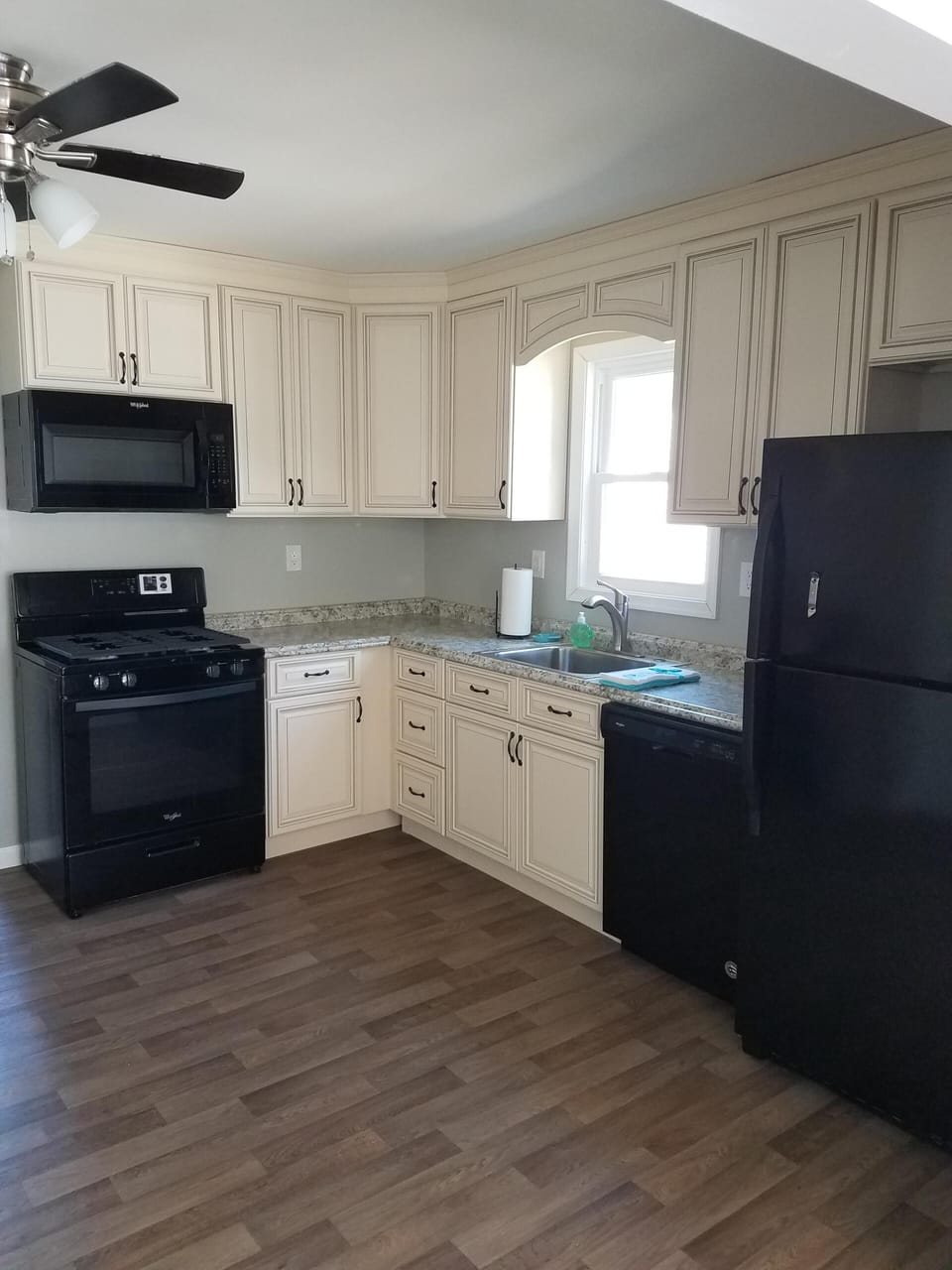 Kitchen with gas stove, dishwaher, refrigerator with ice maker