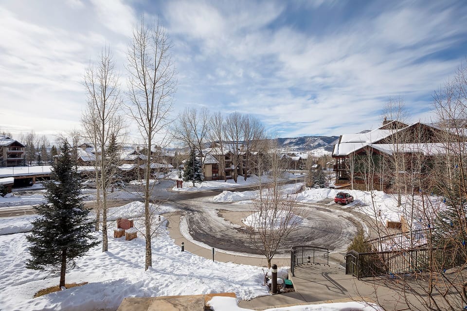 Winter mountain community with snow-covered residences and scenic alpine backdrop creating a peaceful neighborhood setting.