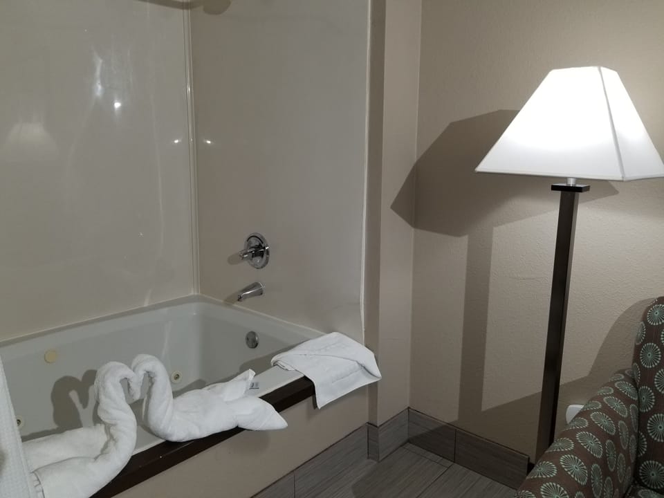 Room, 1 King Bed, Non Smoking, Jetted Tub | Jetted tub