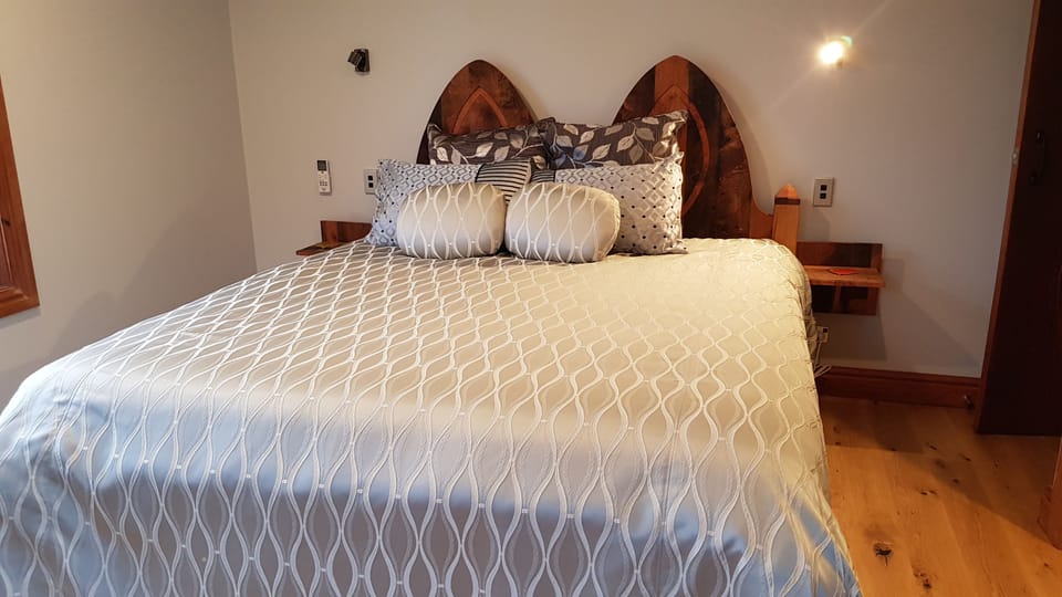 Deluxe Double Room, 1 King Bed, Ensuite (Lotus) | Egyptian cotton sheets, premium bedding, Select Comfort beds, desk