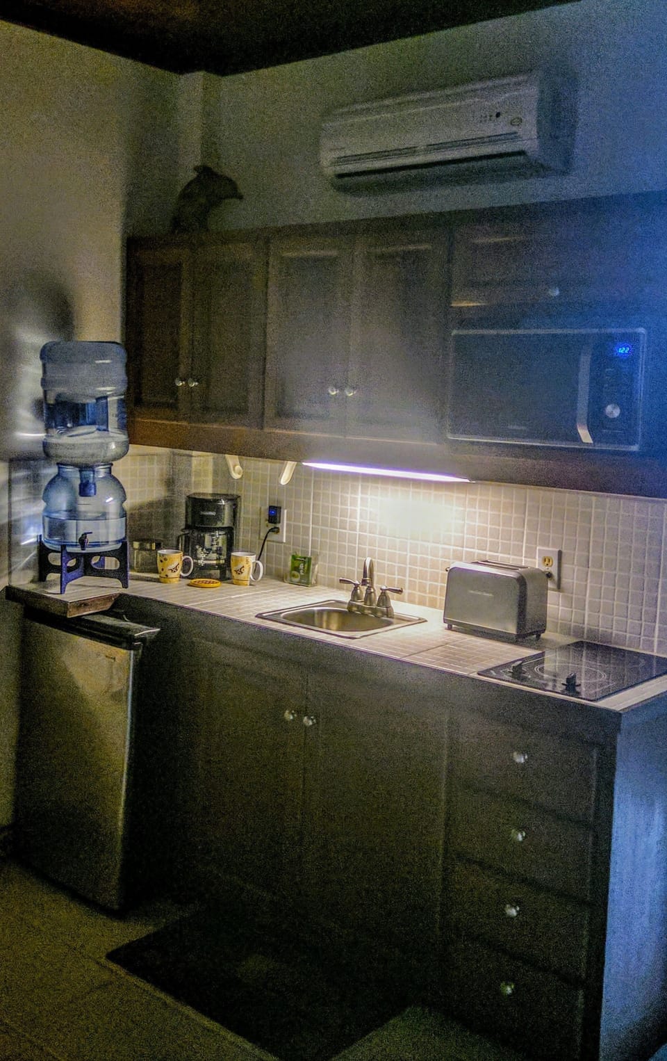 Classic Room, 1 Queen Bed, Non Smoking | Private kitchenette | Microwave, stovetop, coffee/tea maker, cookware/dishes/utensils