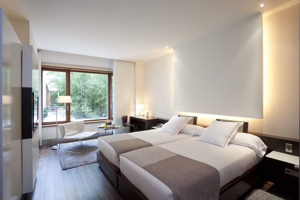 Hypo-allergenic bedding, minibar, in-room safe, desk