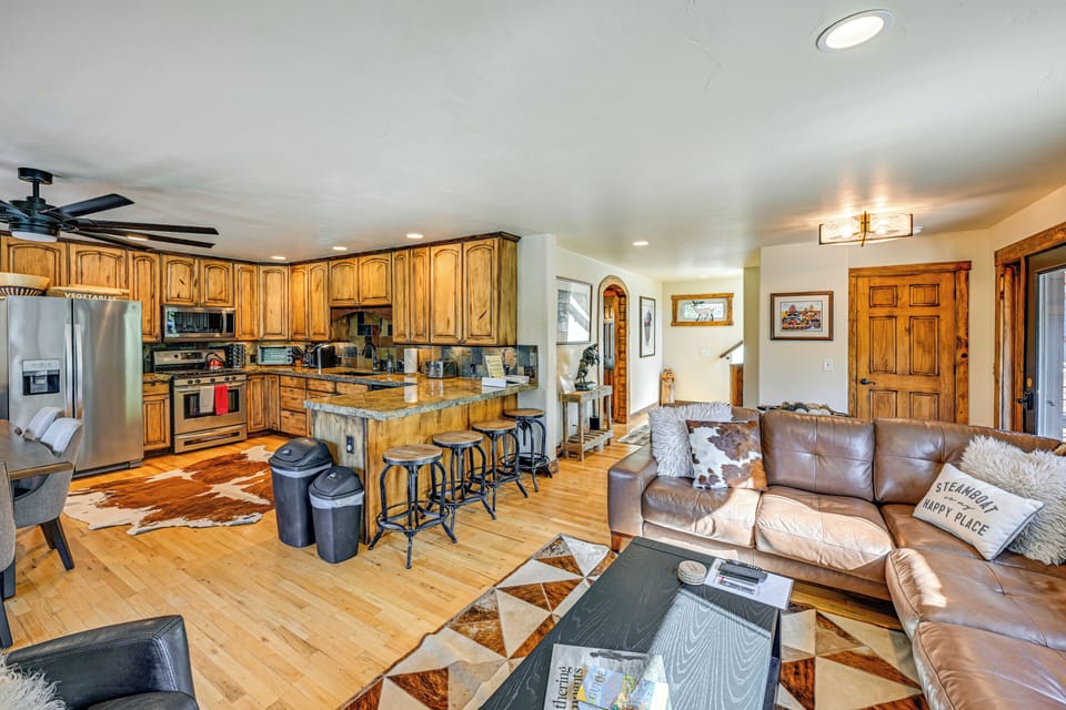 Living Room | Gas Fireplace | Smart TV | Central Heating