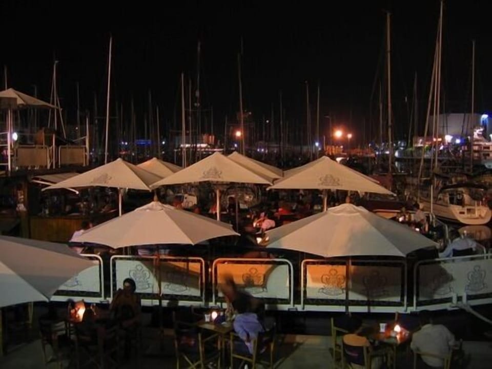 Tapas at midnight in Luz de Gas - the floating bar in the marina.