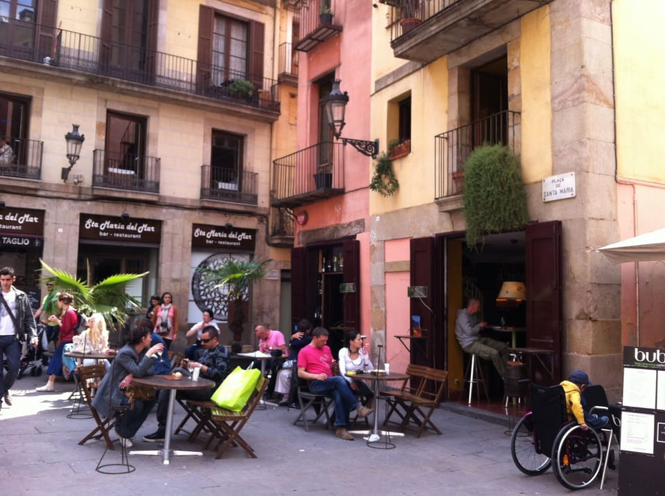 An aperitif before lunch or dinner opposite the Santa María church.