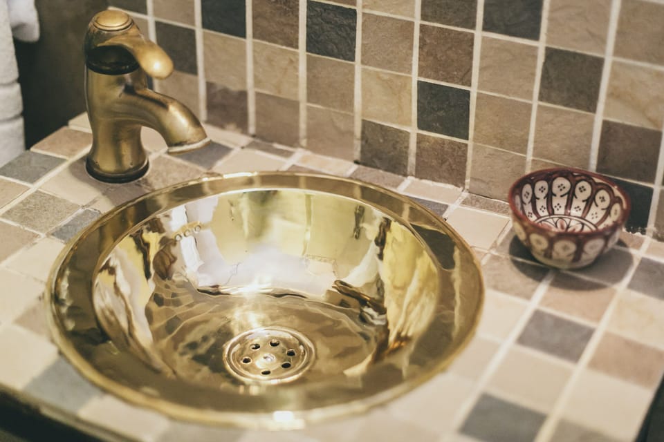 Classic Double Room | Bathroom | Shower, free toiletries, hair dryer, towels