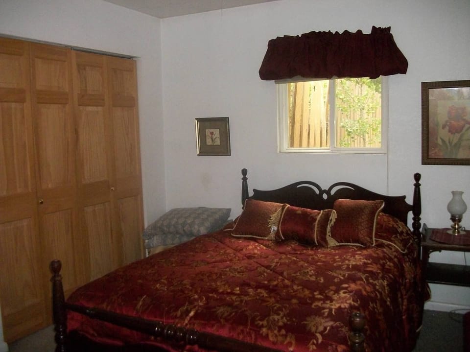 Master bedroom queen bed