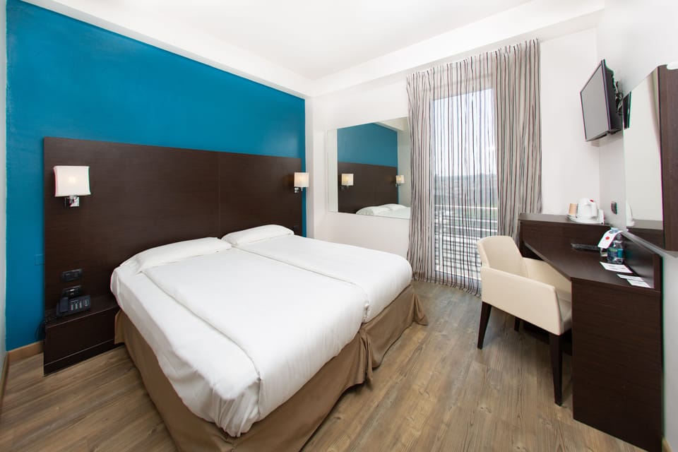 Double Room, Lake View | Hypo-allergenic bedding, minibar, in-room safe, blackout drapes
