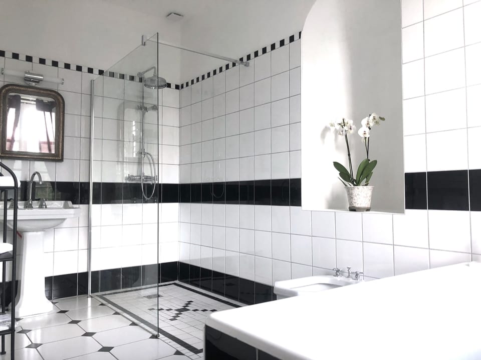 Deluxe Double or Twin Room, Garden View | Bathroom | Shower, free toiletries, hair dryer, towels