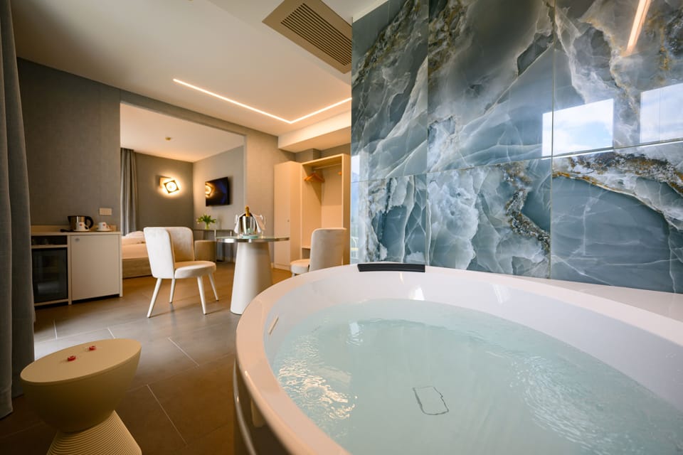 Luxury Suite, Hot Tub | Frette Italian sheets, premium bedding, down comforters, minibar