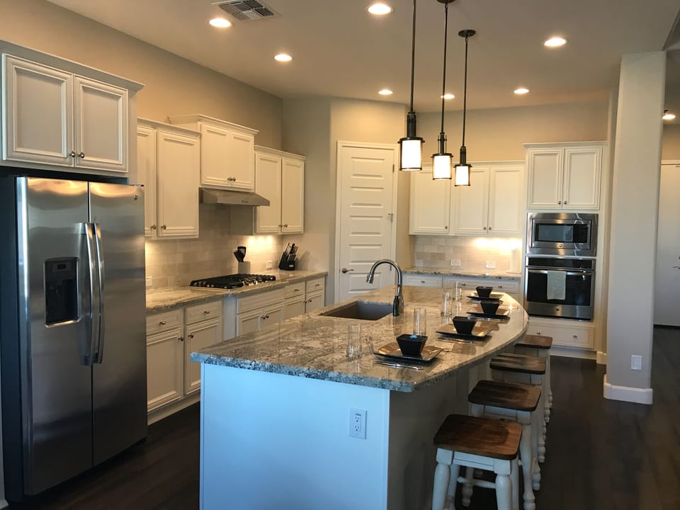 Gourmet kitchen with 5 burner gas stovetop! 