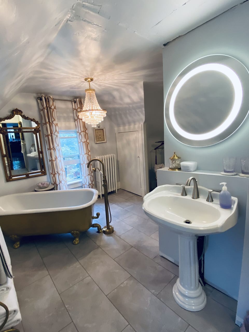 King George VI, 1 King Bed, Non Smoking | Bathroom | Shower, rainfall showerhead, designer toiletries, hair dryer