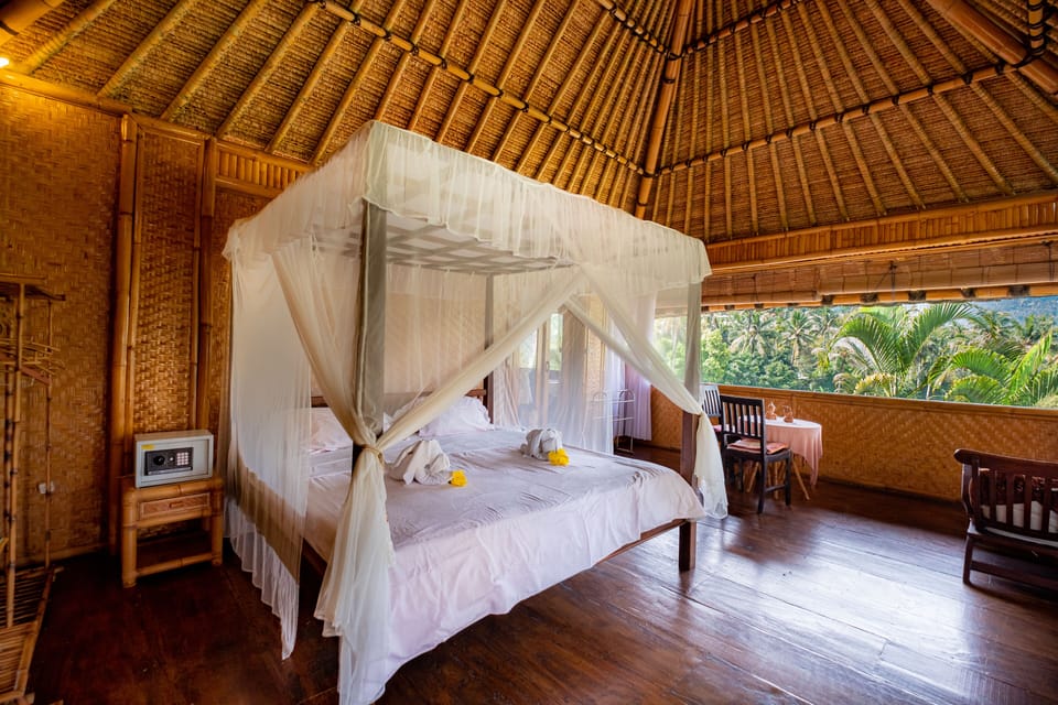 Villa Bambu Kupu-Kupu | In-room safe, desk, bed sheets