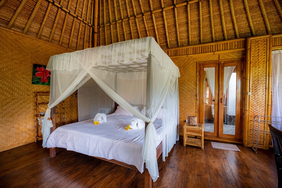 Villa Bambu Kupu-Kupu | In-room safe, desk, bed sheets