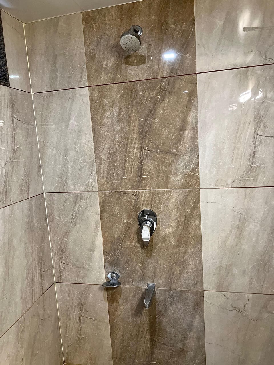 Royal Room | Bathroom | Shower, slippers, towels