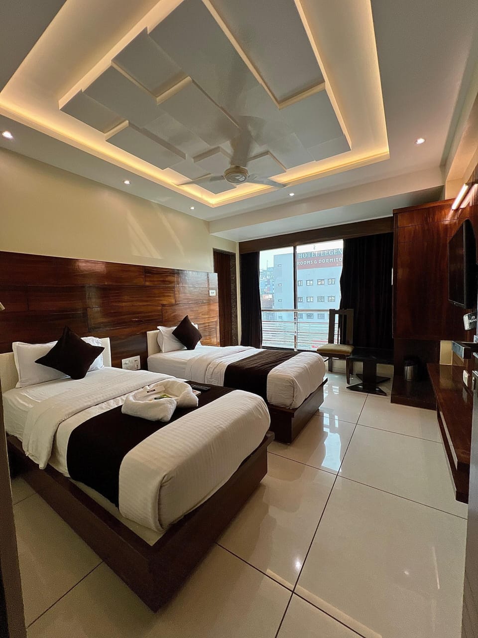Royal Room | Bathroom | Shower, slippers, towels