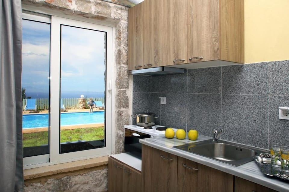 Fridge, oven, stovetop, coffee/tea maker