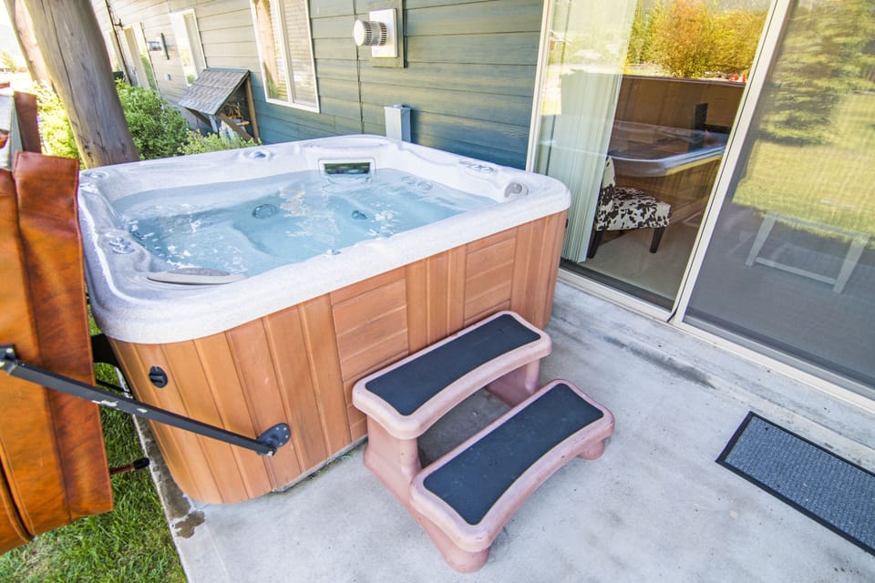 Hot tub for 6