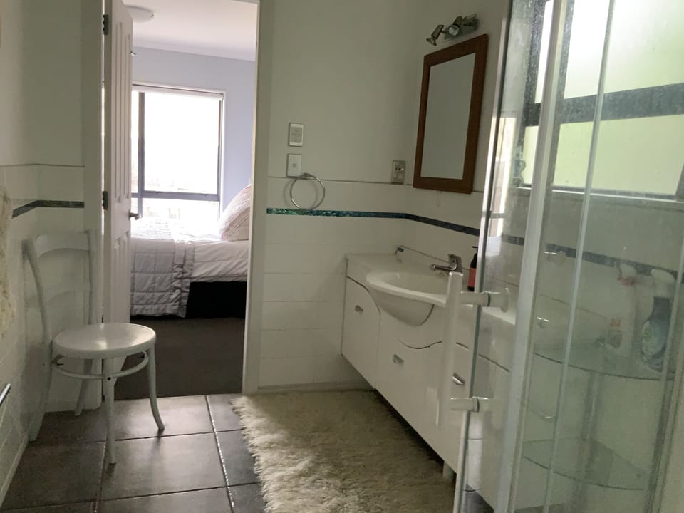 Main/ensuite bathroom 