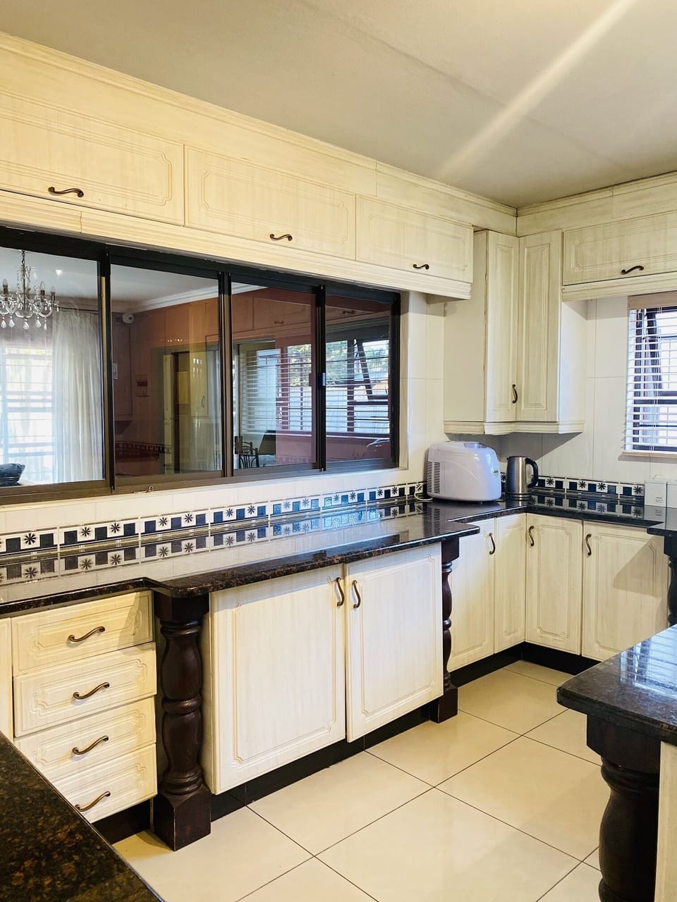Full-size fridge, microwave, oven, stovetop