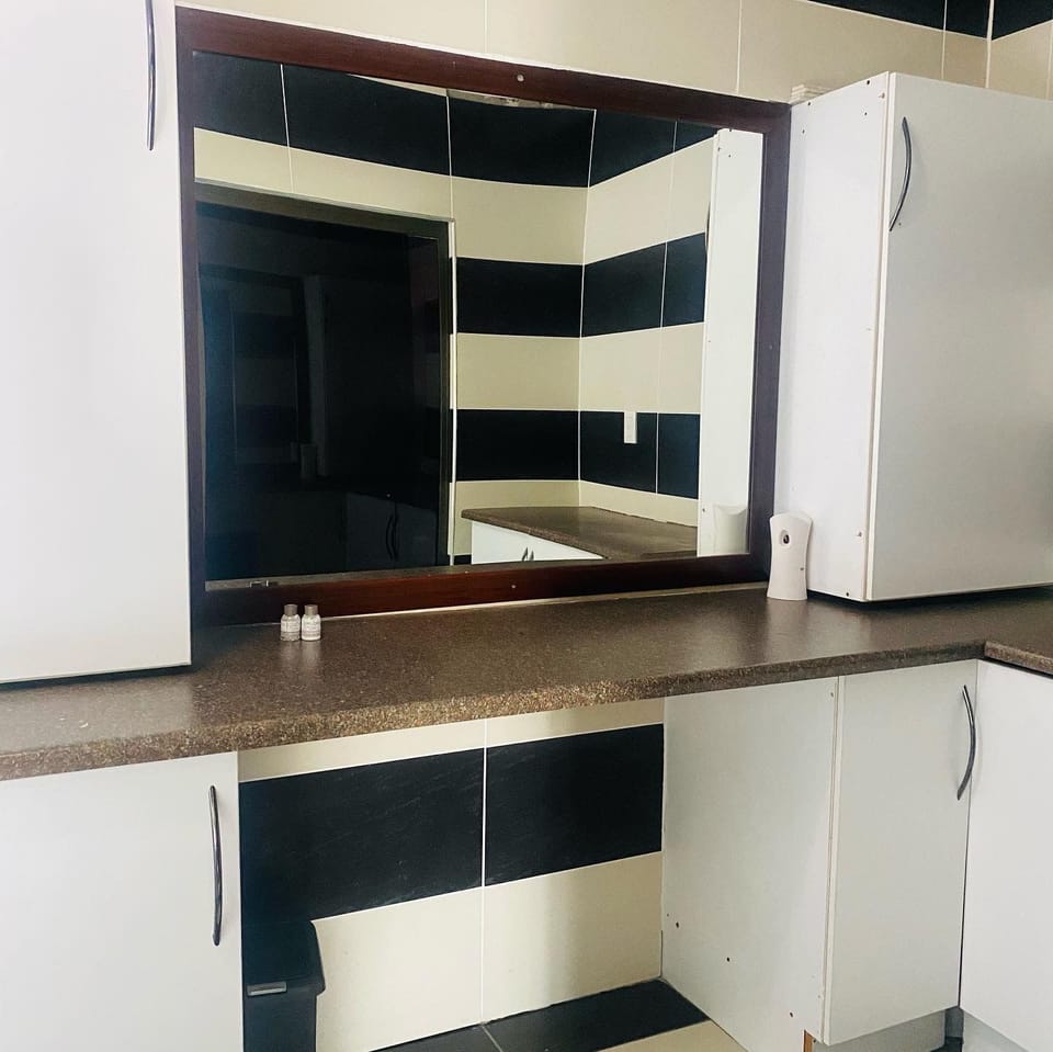 Deluxe Double Room, 1 Queen Bed, Bathtub, Executive Level | Bathroom | Free toiletries, hair dryer, towels, soap