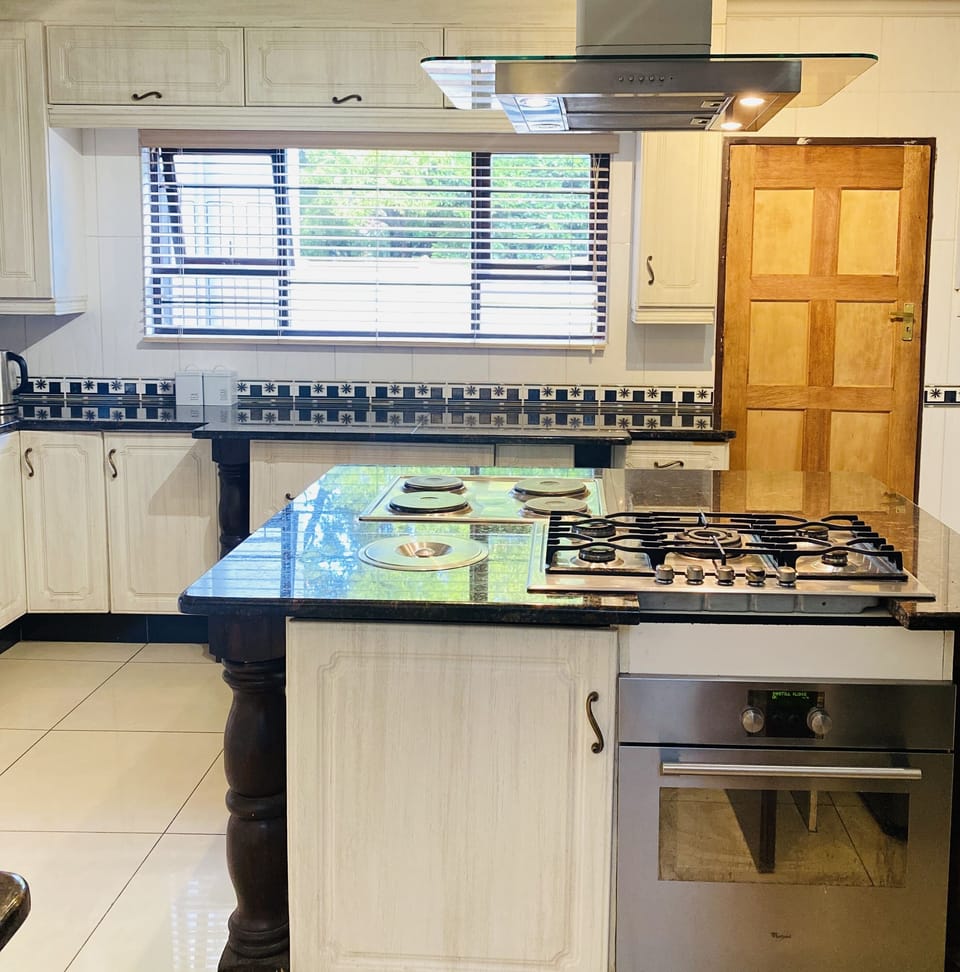 Full-size fridge, microwave, oven, stovetop