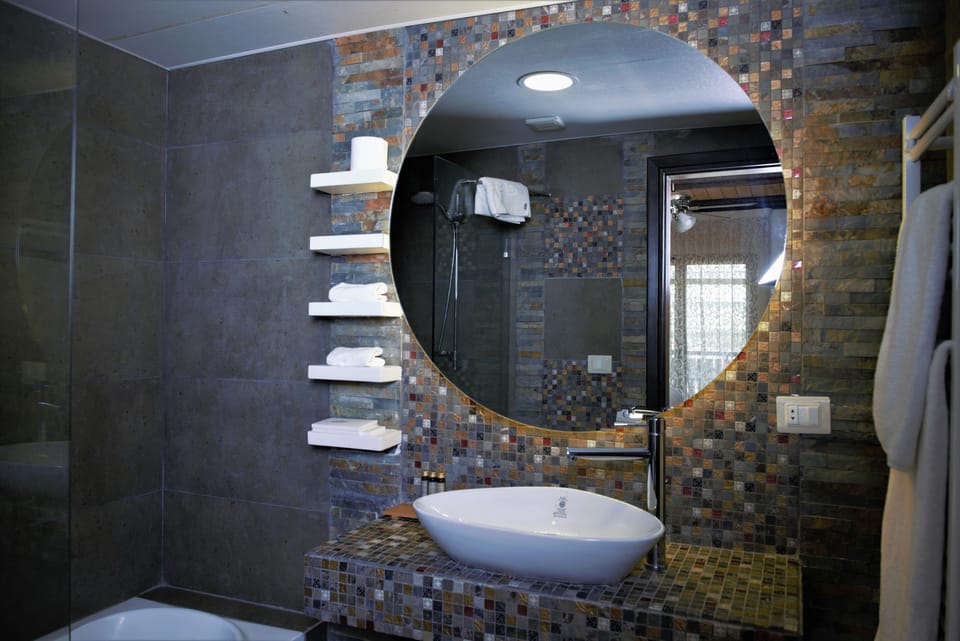 Junior Suite | Bathroom | Free toiletries, hair dryer, slippers, towels