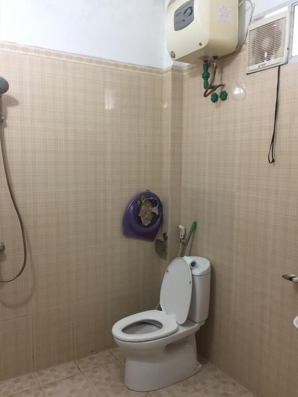 Bed in 6-Bed Female Dormitory | Bathroom | Shower, free toiletries, hair dryer, slippers