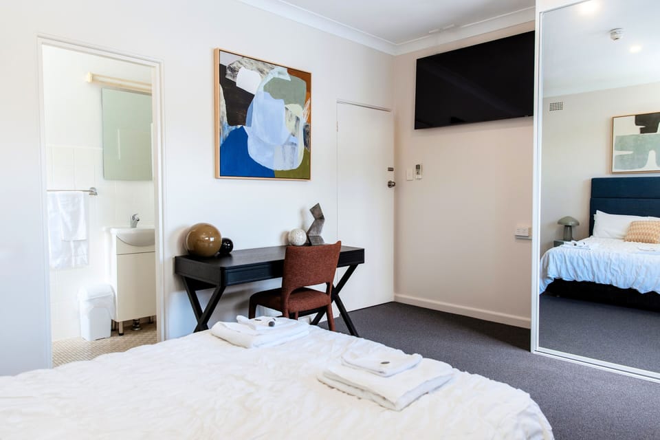 Standard Room, 1 Queen Bed, Non Smoking, Ensuite | WiFi, bed sheets