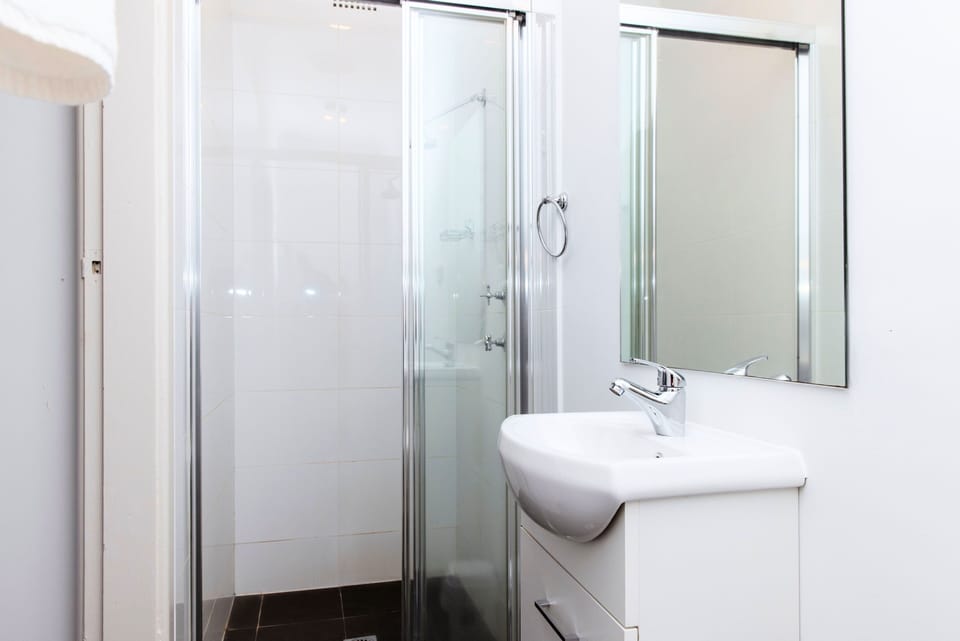 Standard Room, 1 Queen Bed, Non Smoking, Ensuite | Bathroom | Free toiletries, towels