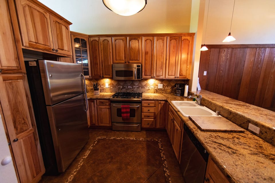 No problem cooking with plenty of space and all cookware available. 