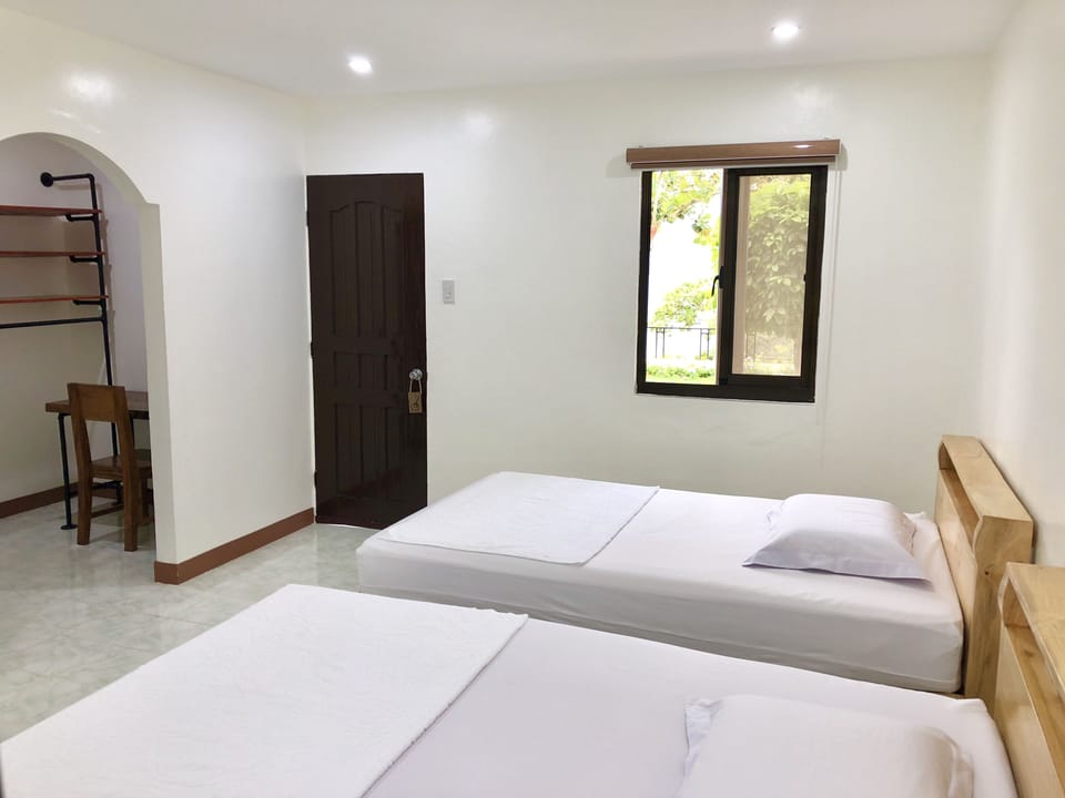 2 bedrooms, premium bedding, in-room safe, desk