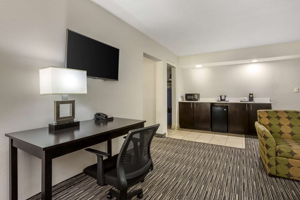 Suite, 1 King Bed, Non Smoking, Refrigerator & Microwave | Premium bedding, desk, laptop workspace, iron/ironing board
