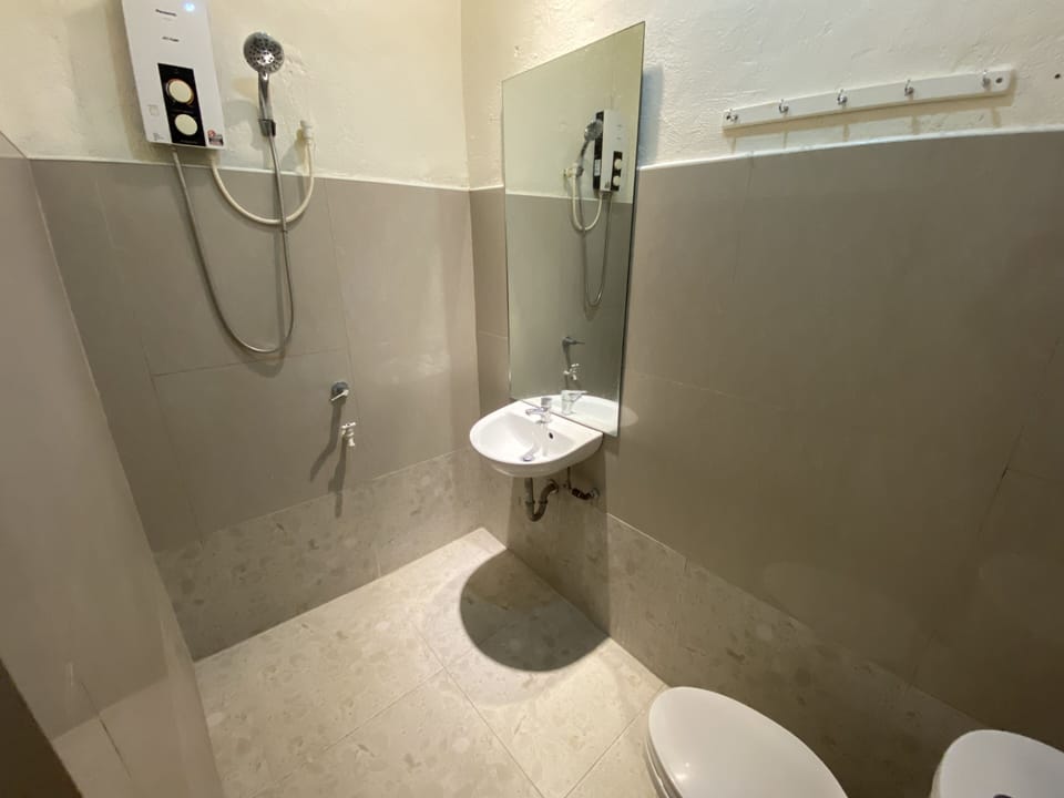 Standard Room, 1 Queen Bed, Accessible, Private Bathroom | Bathroom | Shower, bidet