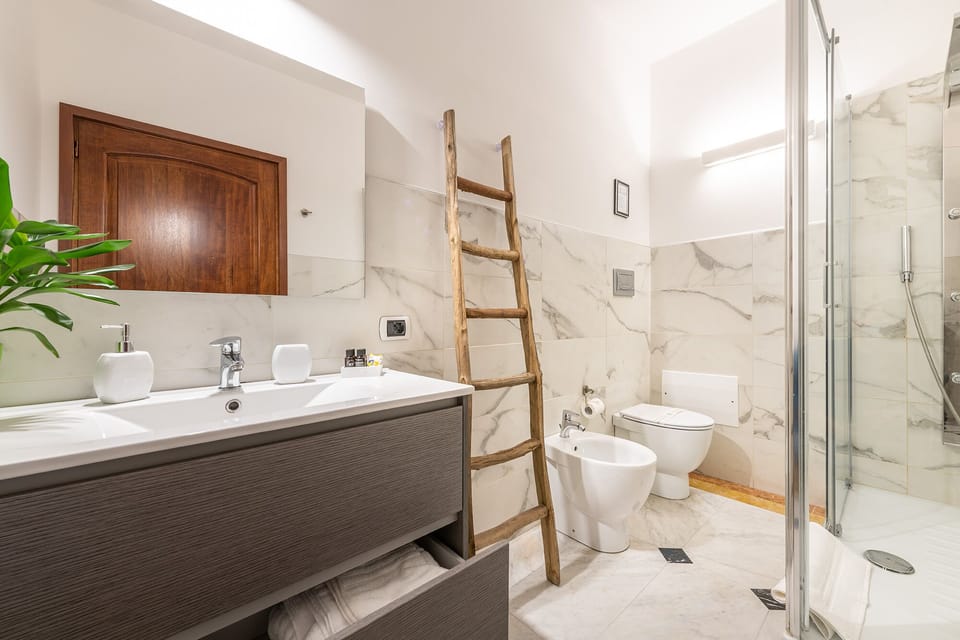 Junior Suite | Bathroom | Free toiletries, hair dryer, bathrobes, slippers