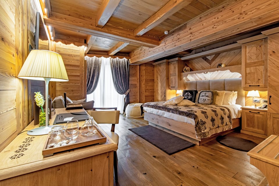 Prestige Double Room | Minibar, in-room safe, desk, blackout drapes