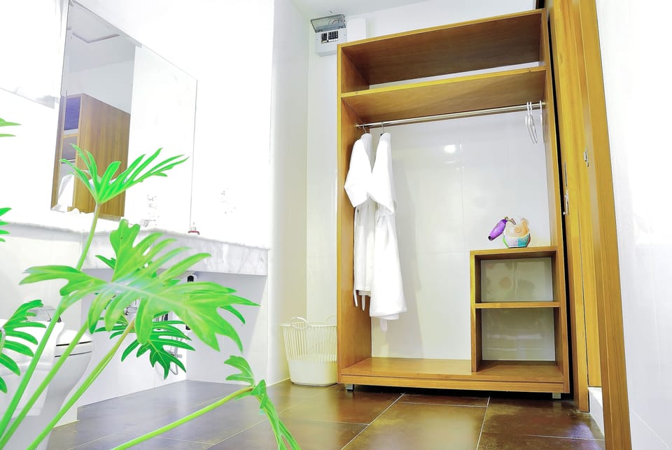 Deluxe Double Room | Bathroom | Shower, free toiletries, hair dryer, bathrobes