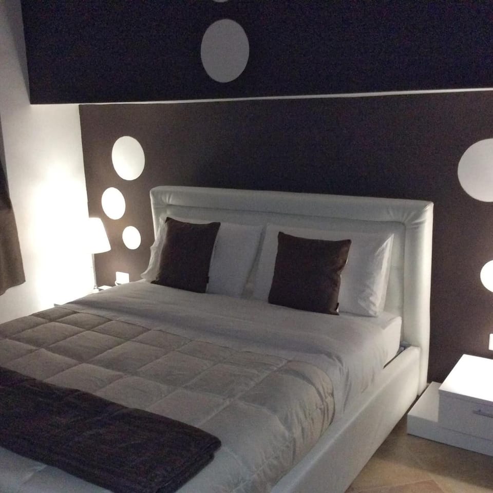 Down comforters, minibar, desk, free WiFi