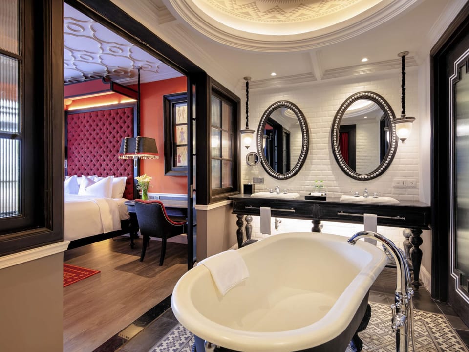 Deluxe Suite, 1 King Bed | Premium bedding, minibar, in-room safe, blackout drapes