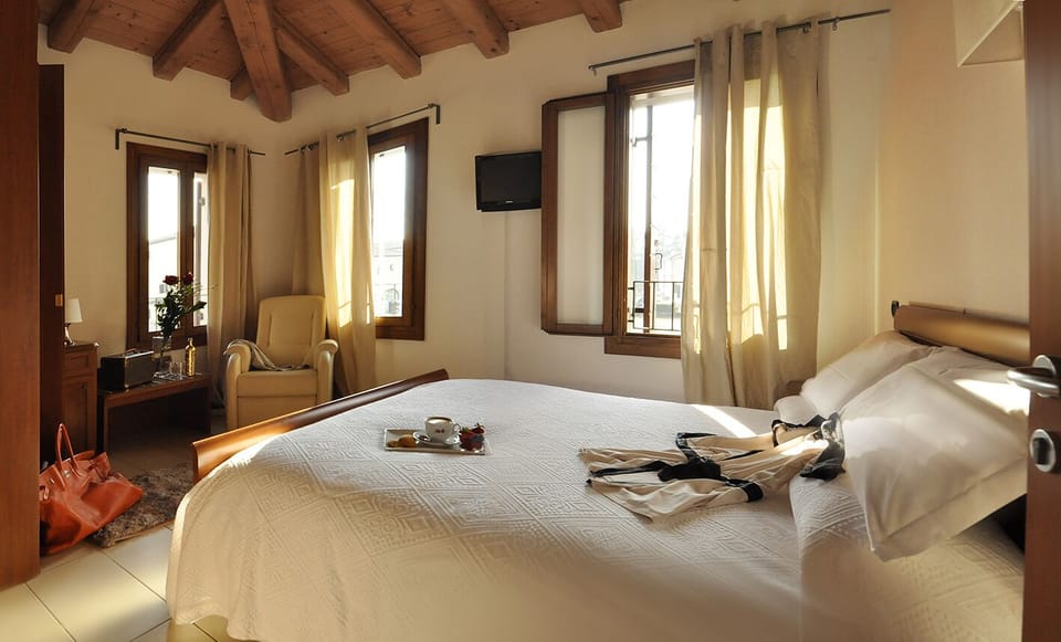 Superior Double Room, Private Bathroom | Hypo-allergenic bedding, down comforters, minibar, soundproofing