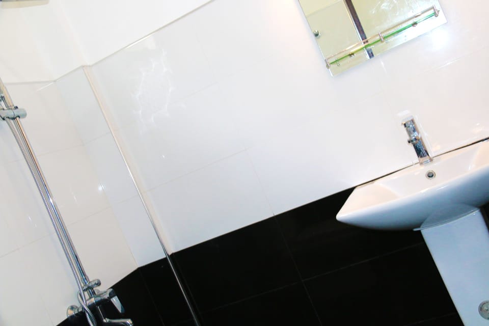 Shower, rainfall showerhead, free toiletries, bathrobes