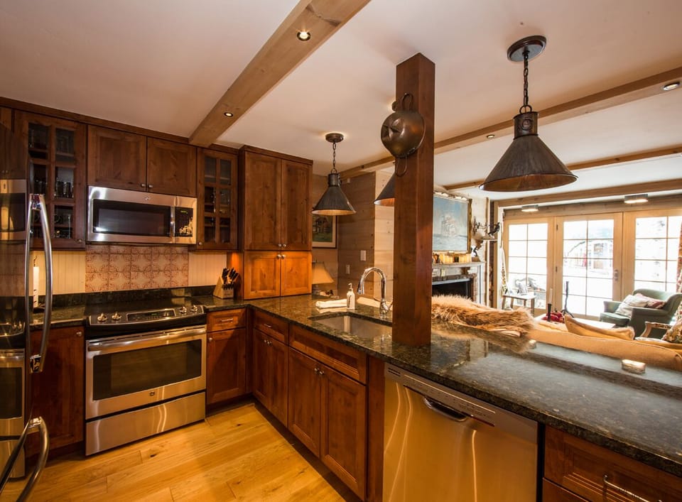Townhome, 3 Bedrooms | Private kitchen | Fridge, oven, coffee/tea maker, toaster