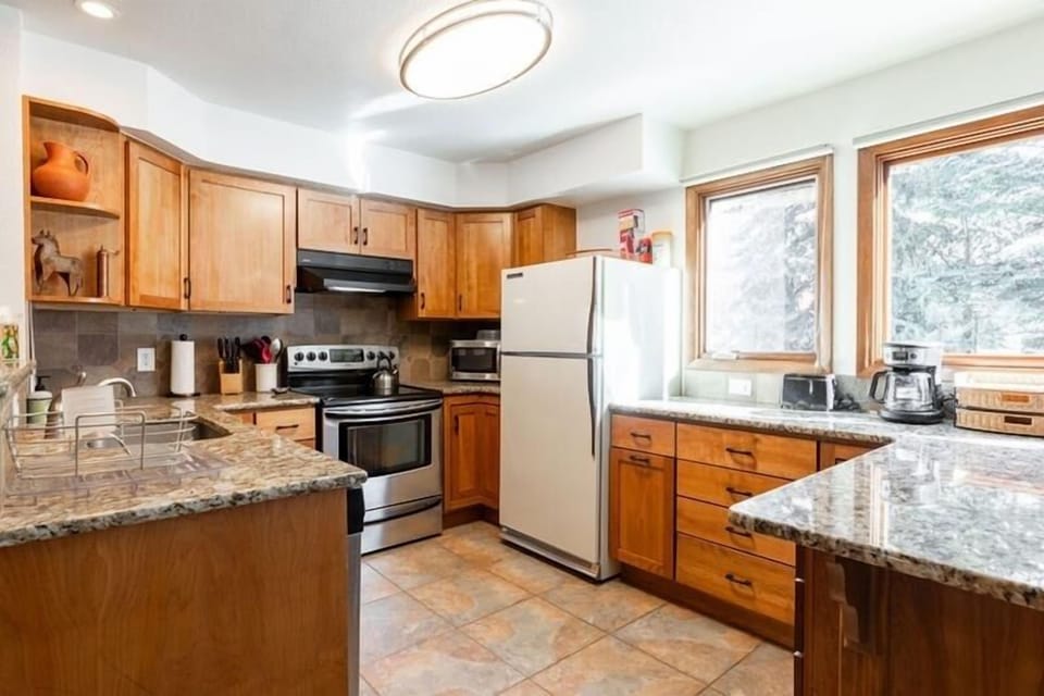 Townhome, 3 Bedrooms | Private kitchen | Fridge, oven, coffee/tea maker, toaster