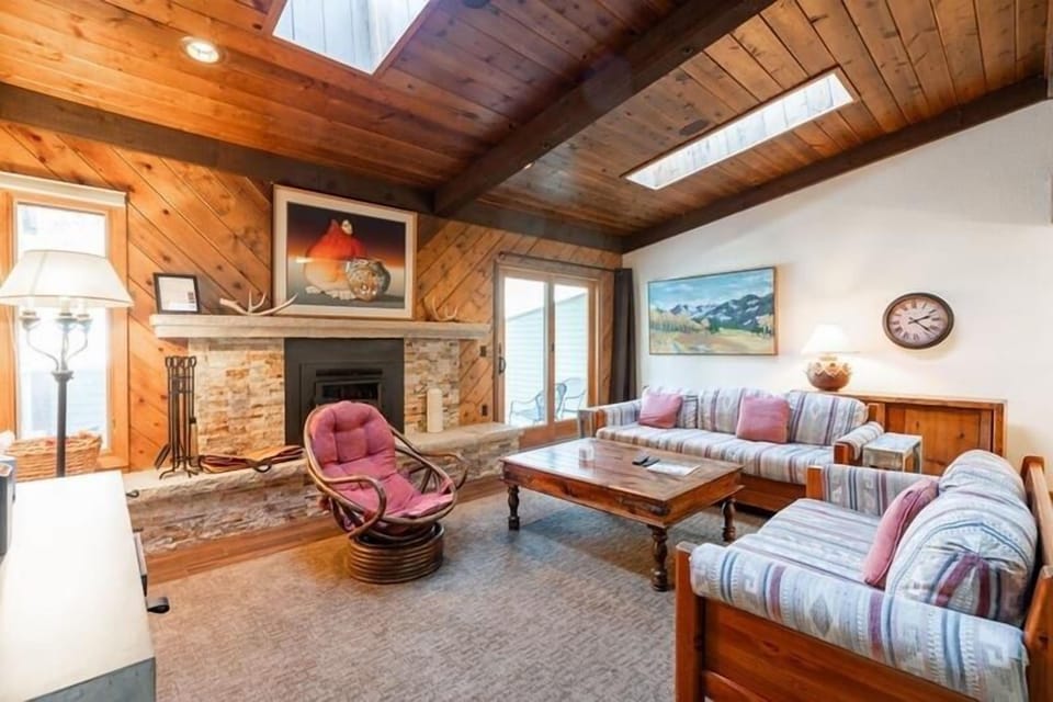 Townhome, 3 Bedrooms | Living area