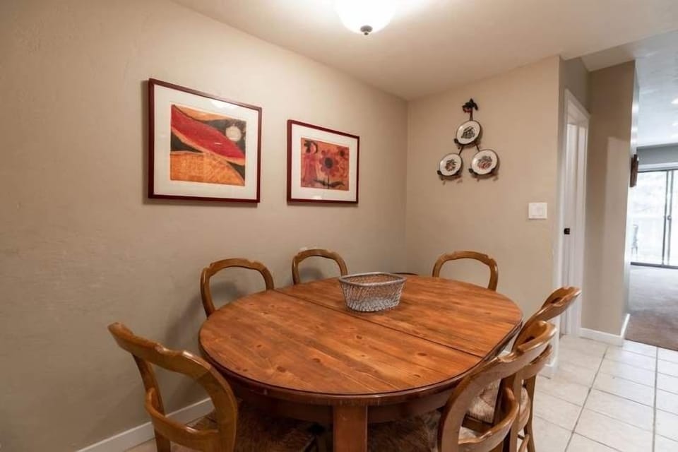 Condo, 2 Bedrooms | Dining