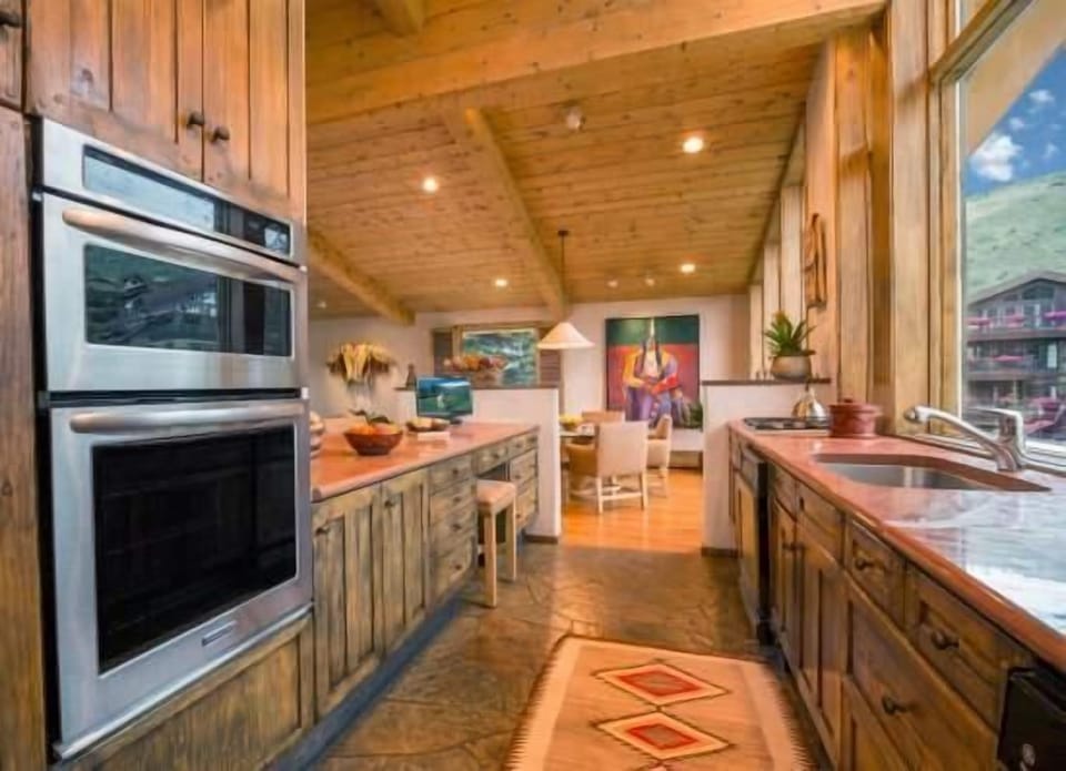 Condo, 3 Bedrooms | Private kitchen | Fridge, oven, coffee/tea maker, toaster