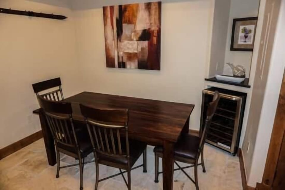 Condo, 2 Bedrooms | Dining