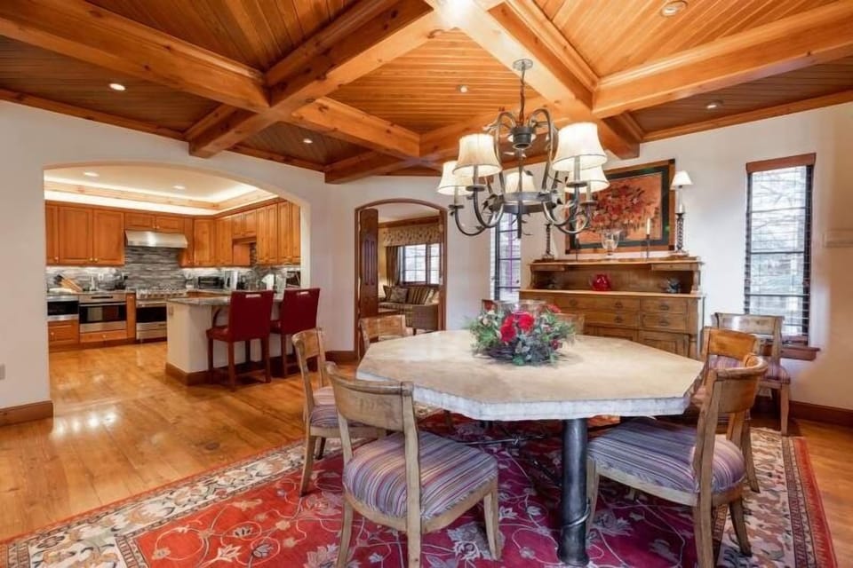 Townhome, 4 Bedrooms | Dining