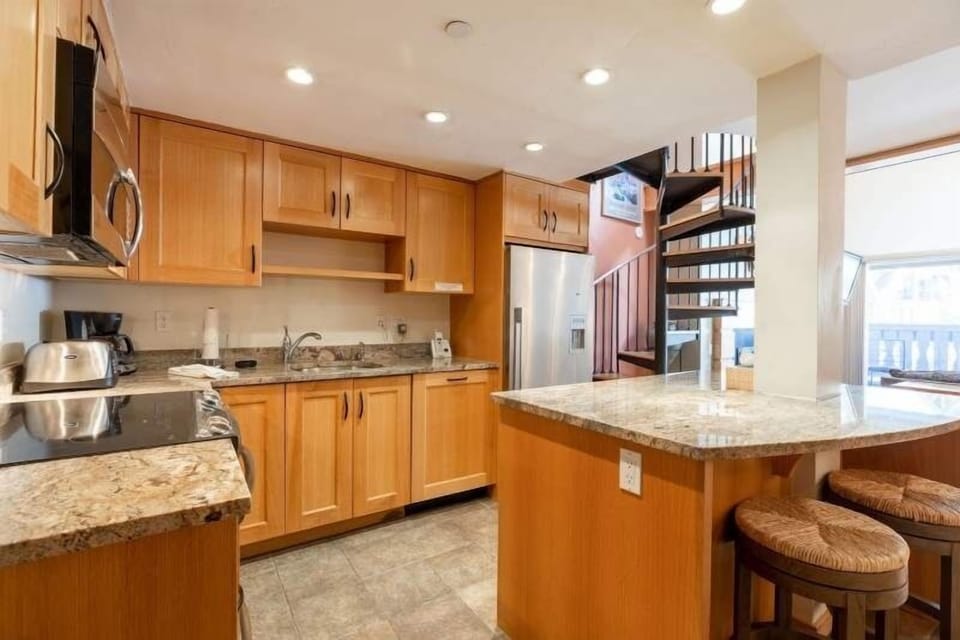Apartment, 3 Bedrooms | Private kitchen | Fridge, oven, coffee/tea maker, toaster